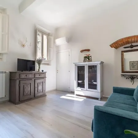 Casa Lorenzo With A Quiet Tiny Patio Appartement