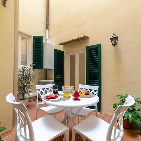 Casa Lorenzo With A Quiet Tiny Patio شقة