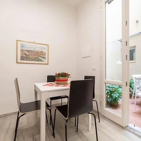 Casa Lorenzo With A Quiet Tiny Patio شقة فلورنس