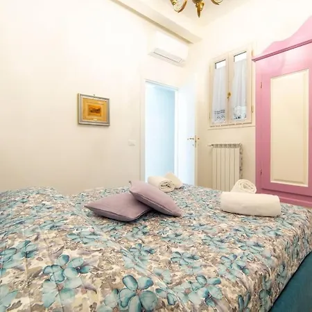 Casa Lorenzo With A Quiet Tiny Patio فلورنس