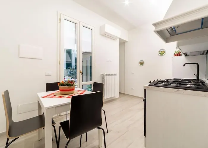 Casa Lorenzo With A Quiet Tiny Patio Appartamento *