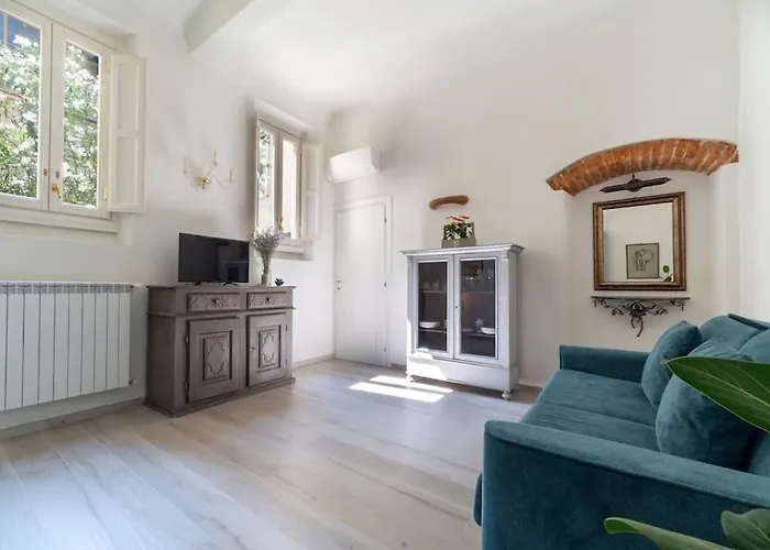 Casa Lorenzo With A Quiet Tiny Patio Appartamento