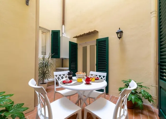 Casa Lorenzo With A Quiet Tiny Patio Appartamento