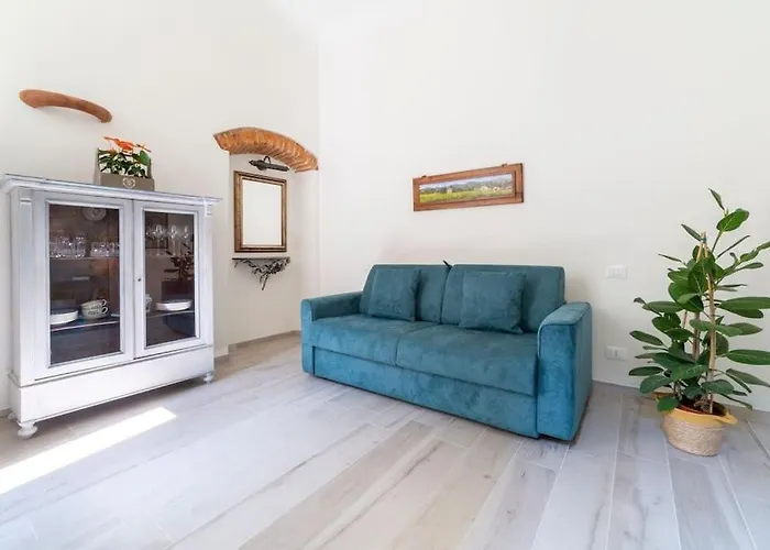 Casa Lorenzo With A Quiet Tiny Patio Appartamento *