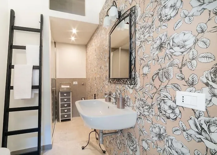 Appartamento Casa Lorenzo With A Quiet Tiny Patio *