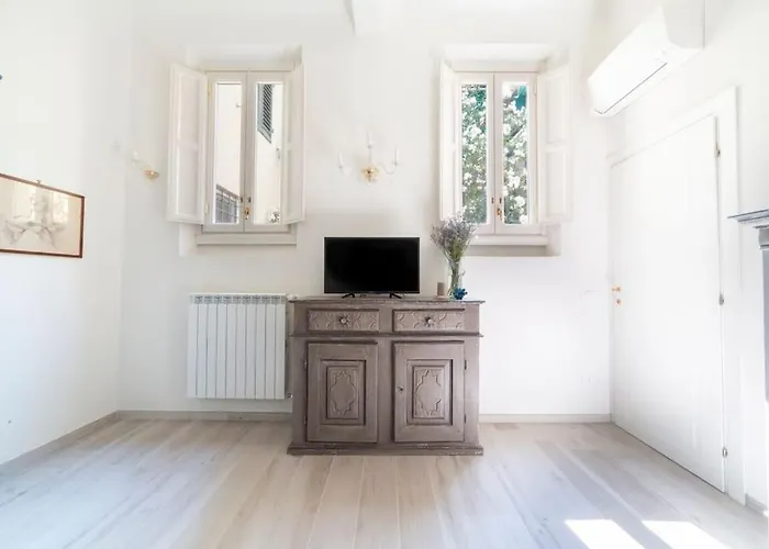 Casa Lorenzo With A Quiet Tiny Patio Appartamento *