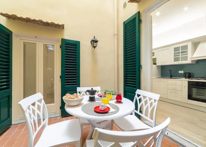 Appartamento Casa Lorenzo With A Quiet Tiny Patio