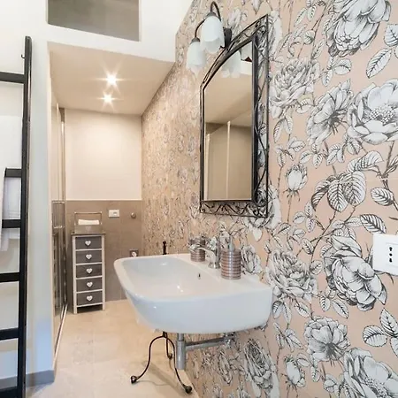 Appartamento Casa Lorenzo With A Quiet Tiny Patio *